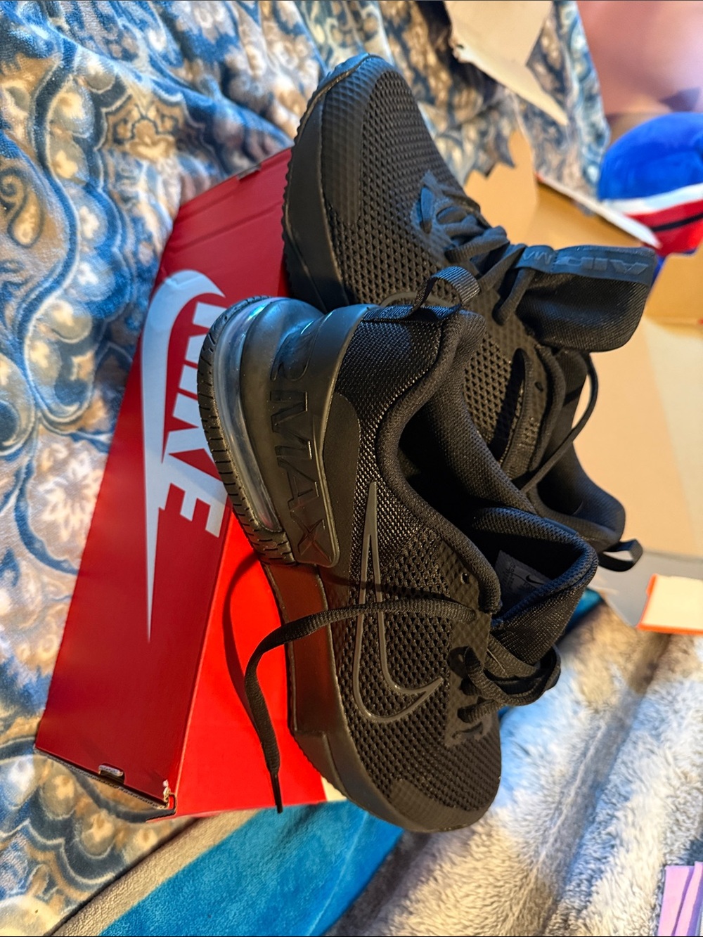 Nike Men’s Black Athletic Shoes with Subtle Silver Swoosh